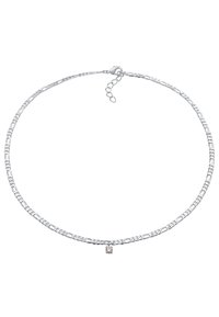 Zilveren ketting met een vierkante hanger die een enkele heldere edelsteen bevat. De ketting heeft een vergrendelend patroon en een haaksluiting.