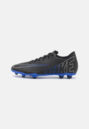 Botas de fútbol negras con detalles azules, parte superior texturizada, logotipo de Nike prominente y seis tacos negros sobre una suela azul para tracción.