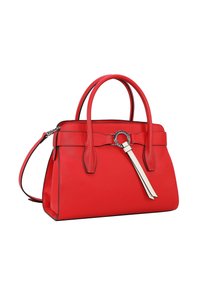 Borsa in pelle rossa con doppi manici superiori, tracolla regolabile, dettaglio in hardware circolare e un pon-pon staccabile.