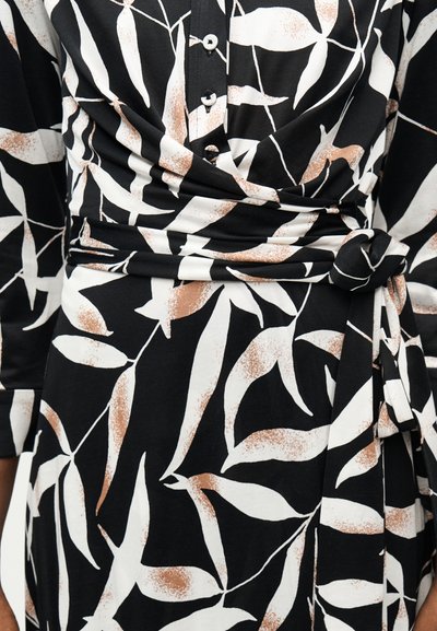 Μαύρο φόρεμα με λευκό και καφέ αφηρημένο σχέδιο φύλλων, με κουμπιά και ζώνη από ύφασμα με κόμπο στη μέση.