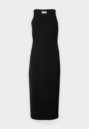 Zwarte mouwloze jurk met een rechte snit, knielange ontwerpen, zachte textuur en minimalistische stijl. Etiket met de merknaam zichtbaar aan de bovenkant.