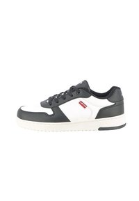 Sneaker bassa in bianco e nero con tomaia in pelle liscia, chiusura con lacci, suola bianca e dettaglio del logo rosso sul lato.