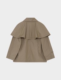 Kaki jas met een gelaagd cape-ontwerp aan de achterkant, voorzien van een puntkraag en knoopmanchetten, gemaakt van een glad, lichtgewicht materiaal.