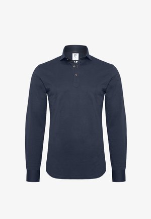 Marineblaues Langarm-Polohemd aus Baumwolle mit einer Knopfleiste mit drei braunen Knöpfen und einem klassischen Kragen. Glatte Textur, keine Muster.
