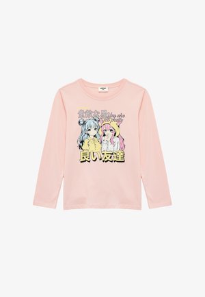 Langärmliges, hellrosa Baumwoll-T-Shirt mit Cartoon-Charakteren mit blauem und pinkem Haar. Textgrafik in Schwarz und Gelb.