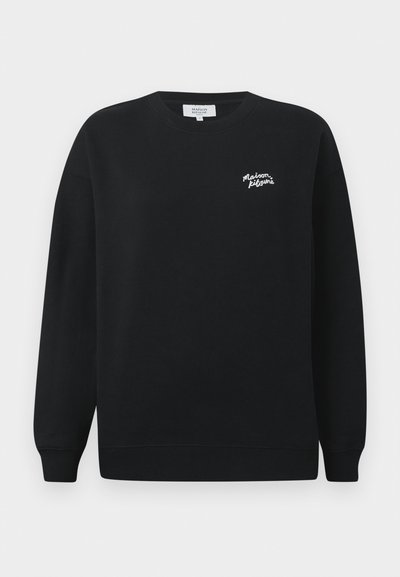 Sudadera negra de manga larga tipo crewneck con pequeño logo bordado en blanco de "maison kitsuné" en el lado izquierdo del pecho.