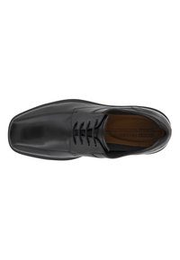 Chaussure habillée en cuir noir avec une forme de orteil élégante, un design à lacets, une texture lisse et des détails de couture subtils le long des côtés.