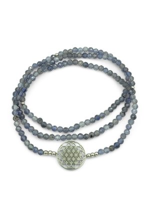 Bracelet à perles facettées bleu-gris enfilé trois fois, orné d'un pendentif rond en argent avec un motif géométrique de fleur de vie.