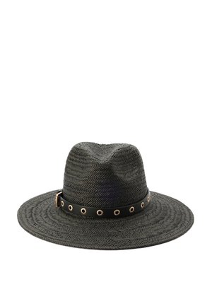 Schwarzer gewebter Fedora-Hut mit breiter Krempe, schwarzem Band mit gleichmäßig verteilten goldenen Ösen und einer kleinen Schnalle auf einer Seite.