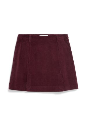 Bordeaux ribfluwel mini-jurk met een rechte snit, twee voorzakken en zichtbare ribstructuur.