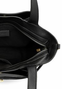 Černá kožená kabelka s texturovaným povrchem, vybavená zipem a zlatým kováním. Interiér je podšitý černou látkou a obsahuje přihrádky.