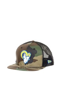 Tarnfarbenes Baseballcap mit flachem Schirm, featuring ein weißes Widder-Logo und gelben Akzenten. Mesh-Rückenteil, aus Stoff und Kunststoff gefertigt.