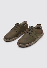 Zapatos de cuero verde oliva con punta redonda, acentos marrones en contraste, diseño de cordones con cuatro ojales y costuras visibles a lo largo de la suela.