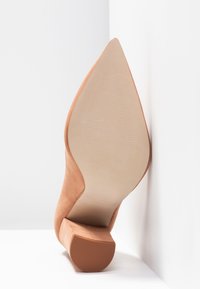 Steve Madden Lodičky na vysokém podpatku - nude