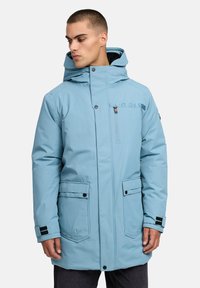 Gaiši zila parka jaka ar kapuci, ar rāvējslēdzēja krūšu kabatu, divām priekšējām kabatām, sprādžu aizdari un regulējamiem aproces ar velcro.