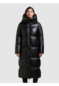 Cappotto puffo nero con una vestibilità lunga e ampia, dotato di un alto colletto, chiusura con zip e grandi quadrati trapuntati. Texture liscia e lucida.