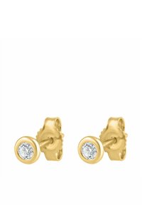 Złote kolczyki na sztyft z okrągłym, przejrzystym kamieniem szlachetnym w centrum, posiadające fakturowane tło i gładką metaliczną powierzchnię.