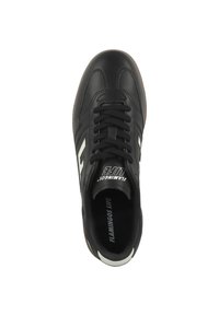 Sneaker in pelle nera con una texture liscia, decorato con dettagli del logo bianco, punta rotonda, design con lacci e suola in gomma per una migliore aderenza.