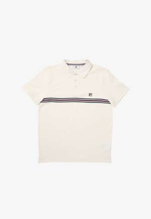 Weißes Polohemd mit kurzen Ärmeln und Kragen, drei Knöpfen, horizontalen navyblauen und roten Streifen über der Brust sowie einem kleinen Logoaufnäher auf der linken Brustseite.