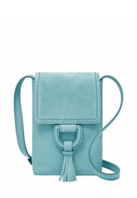 Sac bandoulière bleu clair en cuir avec un rabat en daim, détail pompon et une boucle carrée. Texture lisse, design minimaliste.