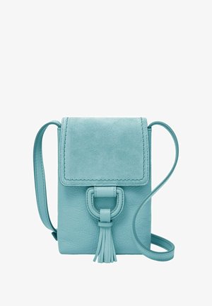 Sac bandoulière bleu clair en cuir avec un rabat en daim, détail pompon et une boucle carrée. Texture lisse, design minimaliste.