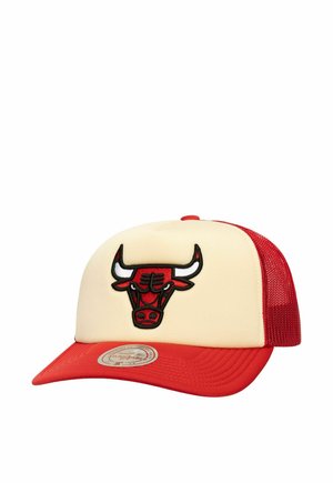 Casquette trucker rouge et crème avec un logo de taureau des Chicago Bulls brodé à l'avant et des panneaux arrière en filet rouge.