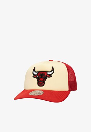 Rote und cremefarbene Trucker-Cap mit einem aufgestickten Chicago Bulls Bullen-Logo vorne und roten Netz-Rückenteilen.