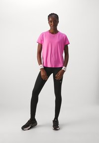 Nike Performance ONE CLASSIC  - T-skjorte til trening - playful pink