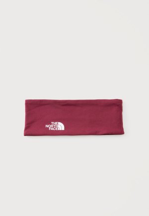 Bordová látková čelenka s bielym logom The North Face v strede na jednoduchom svetlom pozadí.