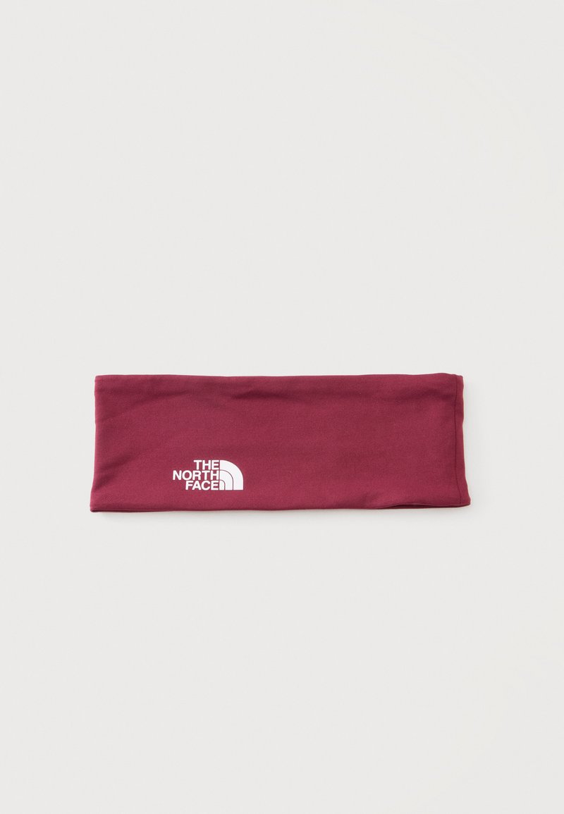 Лента за коса от тъмночервена плат с бяло лого на The North Face, центрирано на бял фон.