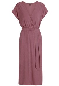 Robe à col en V et manches courtes en mauve doux avec un tissu côtelé texturé et une ceinture assortie à la taille. Longueur au genou avec une silhouette décontractée.