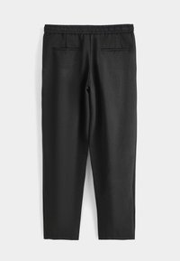 Pantalon noir avec une ceinture sans coutures, deux poches arrière et une coupe droite. Fabriqué en tissu lisse et léger.
