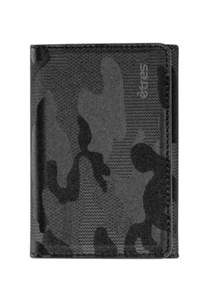 Zwart camouflage portemonnee gemaakt van textuurmateriaal, met een slank, rechthoekig ontwerp met een subtiel patroon en een merklogo.