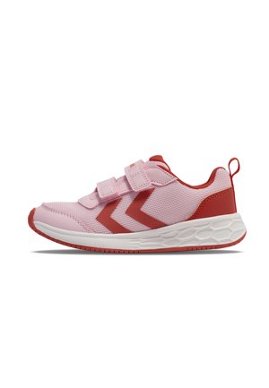 Dziecięce różowo-czerwone sportowe buty z dwoma paskami na rzep, siateczkową cholewką, białą amortyzowaną podeszwą i pętelką na pięcie.