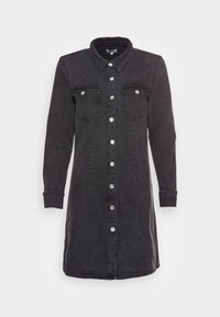 Musta denim-mekko, jossa on pitkät hihat, terävä kaulus ja hopeiset napit edessä. Mekossa on kaksi rintataskua ja paitamallinen helma.