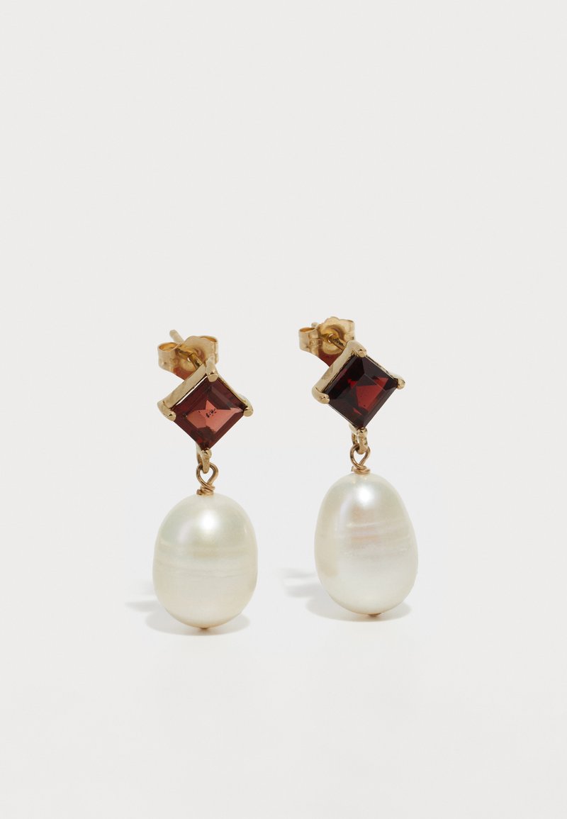 Arany színű fülbevalók mélyvörös négyzet alakú kővel és fehér ovális gyöngy cseppel. Simára csiszolt felület és elegáns forma.