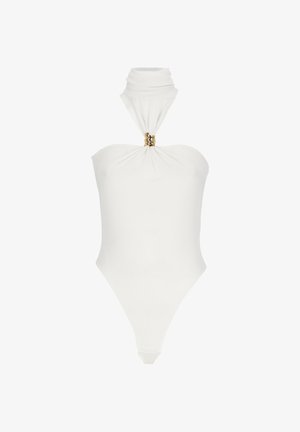 Weißer trägerloser Body mit gerafftem Neckholder und goldenem Ringdetail in der vorderen Mitte.