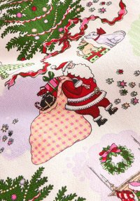 Látka s vánočním designem obsahující Santy v červeném obleku, růžový puntíkovaný vak, stromy, dárky a sváteční vzory v zelené a růžové.