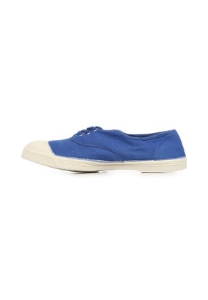 Sneaker bassa in tela blu con suola in gomma bianca e punta rinforzata, vista di profilo su sfondo bianco.