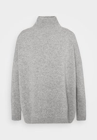Grå strikket sweater med høj ribbet rullekrave, faldende skuldre og løs pasform. Blød tekstur med ribbet manchetter og kant.