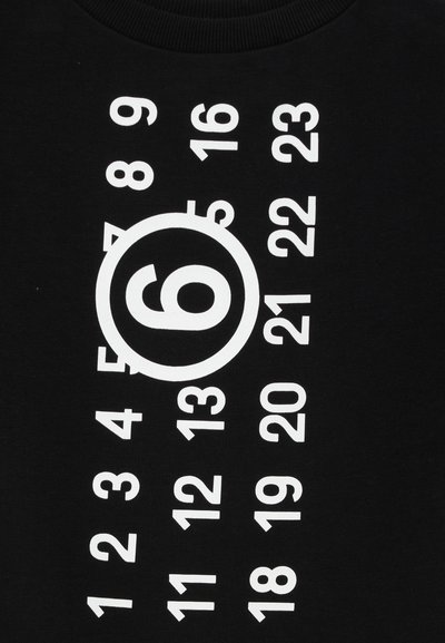 Felpa nera con grandi numeri bianchi di varie dimensioni, con un cerchio prominente che racchiude il numero sei al centro.