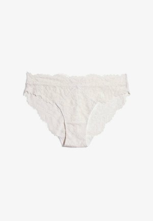 Culotte en dentelle blanche, ornée de motifs floraux, de bords festonnés et d'une texture semi-transparente. Le design inclut une taille confortable.