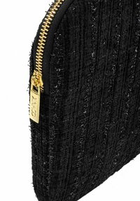 Czarna pleciona kopertówka o teksturowanym wzorze, z złotym zamkiem błyskawicznym i markowym uchwytem zamka.