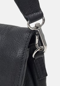 Borsa a mano in pelle nera con finitura testurizzata, hardware argentato e tracolla removibile con chiusura a scatto sicura.