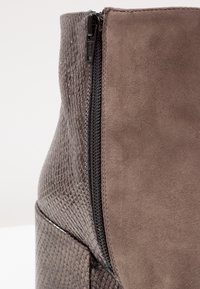 KIOMI Boots à talons - taupe