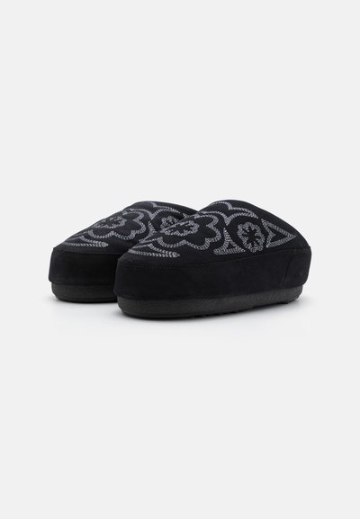 Zwarte slippers van suede, met ingewikkelde grijze bloemengestikte motieven op de bovenkant en een gestructureerde zwarte rubberen zool.
