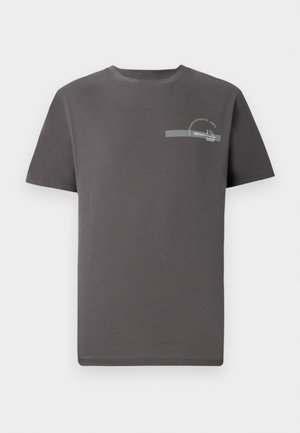 T-shirt en coton gris à manches courtes, col rond, avec un petit motif imprimé sur la poitrine, comportant du texte et un accent rayé.