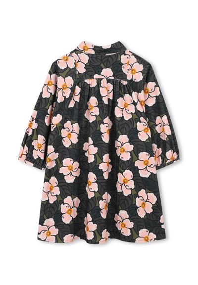 Robe fleuri avec un fond sombre ornée de grandes fleurs roses et de feuilles vertes. Manches longues avec un dos froncé et un col.