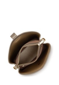 Borsa in pelle color marrone chiaro con una superficie liscia, dotata di un unico scomparto e di una tasca interna con zip e accessori in tono oro.