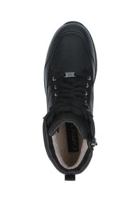 Botín negro de cuero con detalles en ante, superficie texturizada, punta redonda, cierre de cordones en la parte delantera y un pequeño detalle de cremallera en el lateral.